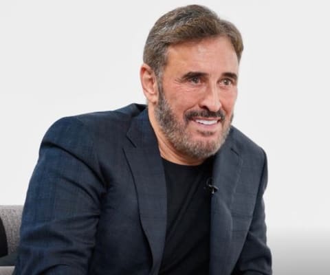 كاظم الساهر يفتح دفاتر الطفولة والزواج — ويؤكد بقاءه على المسرح