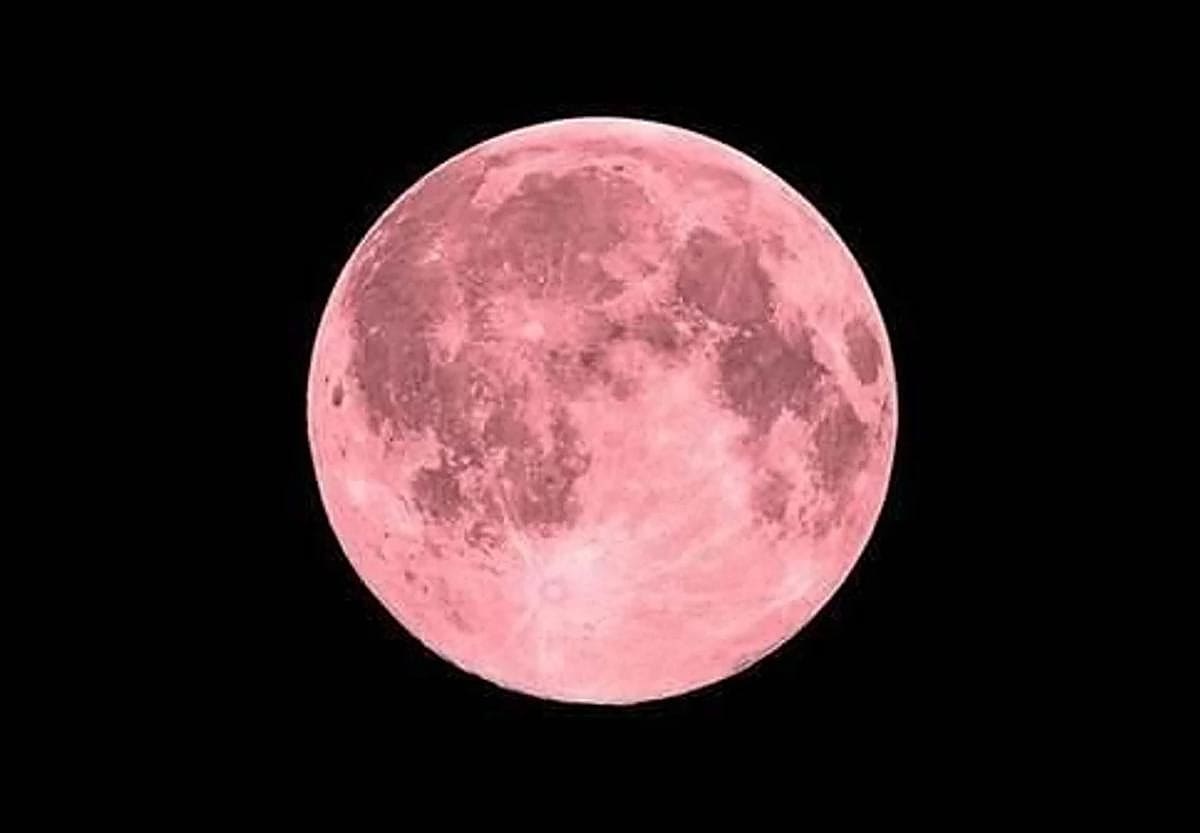 La Luna de Fresa llega baja, lejana y casi de verano