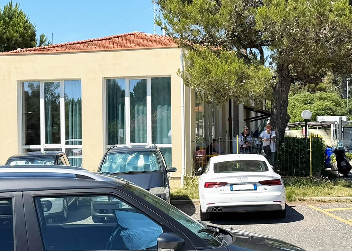 Il parcheggio del Castellaccio dove è stato trovato il trentunenne ferito